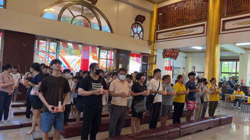 提前迎教師節！高雄五甲關帝廟祭孔　學子搶過七星爐開智慧