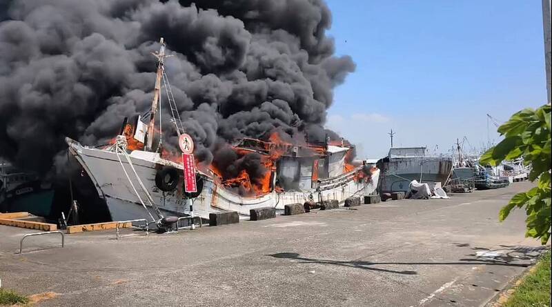 高雄旗津3漁船中午起火　船東揭閒置10餘年如今付之一炬
