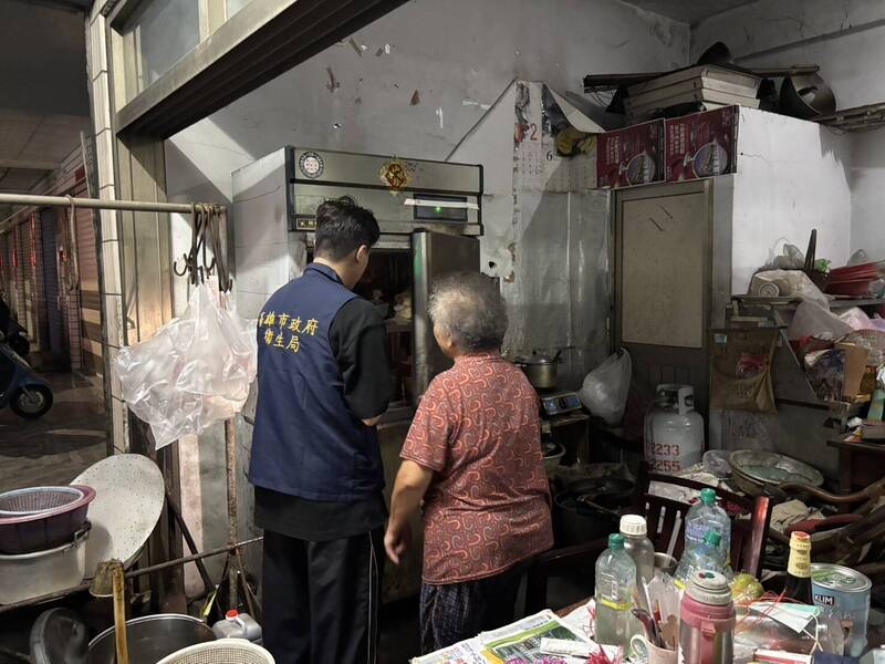 高雄15元碗粿爆「臭酸」！網曝環境慘況多項缺失　80歲老夫妻決定歇業
