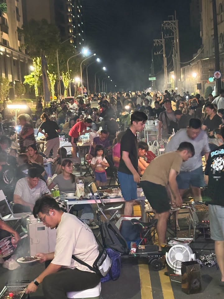 高雄中秋太狂！萬人封街烤肉嗨翻　DJ重低音炸全場