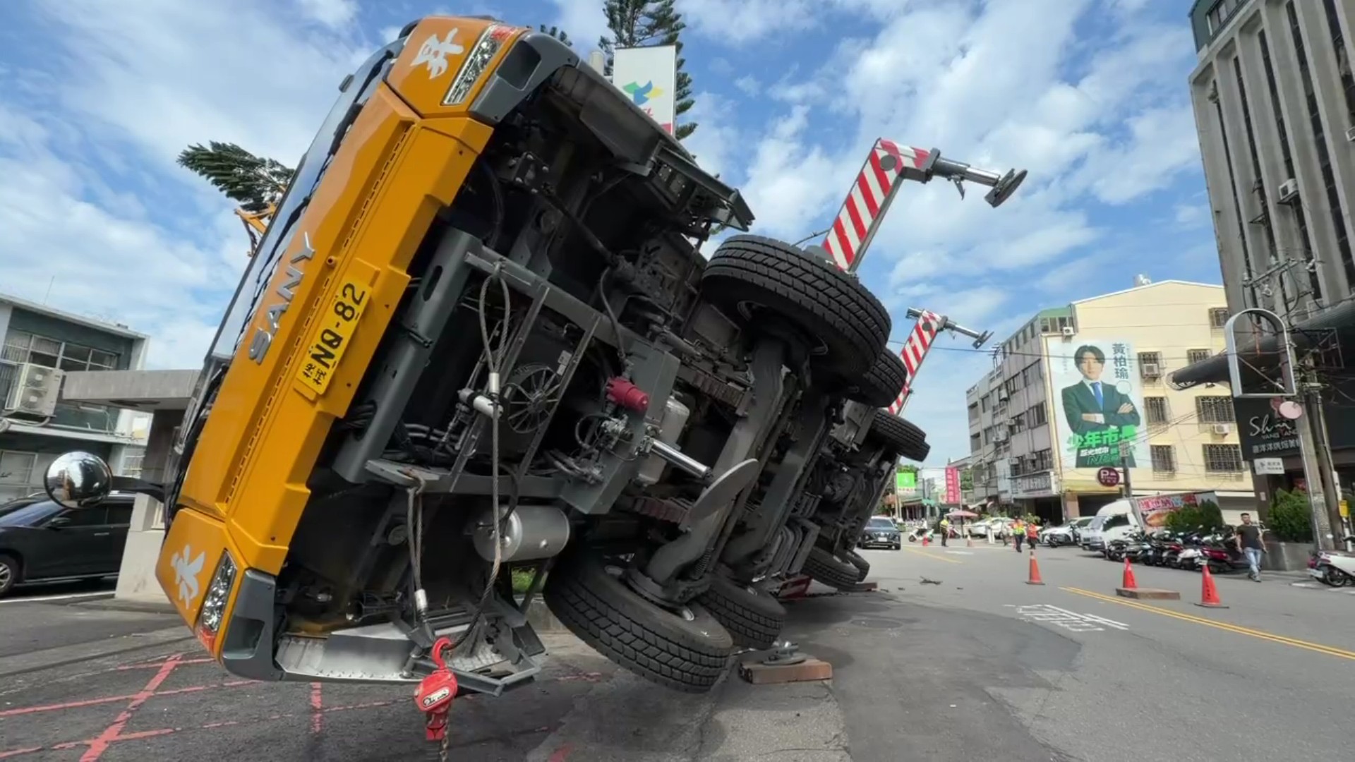 吊車一秒失衡側翻！支腿陷路面　現場驚險畫面曝