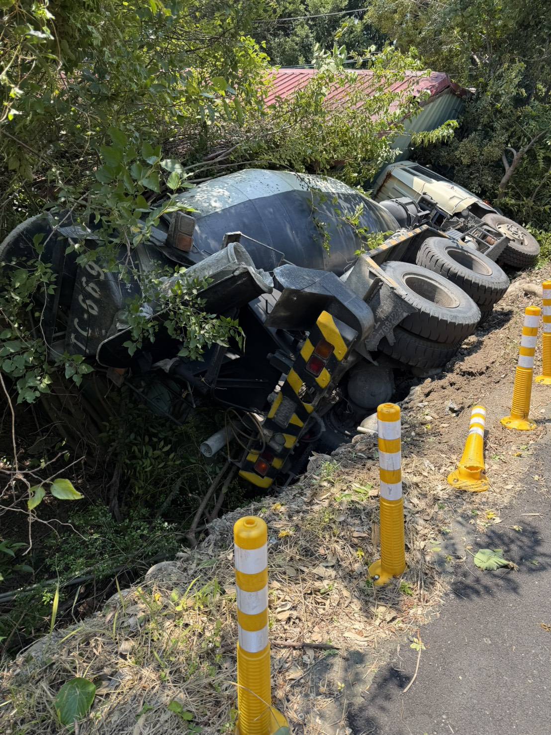 未拉緊手煞車　水泥車翻落撞屋　駕駛幸運不在車內