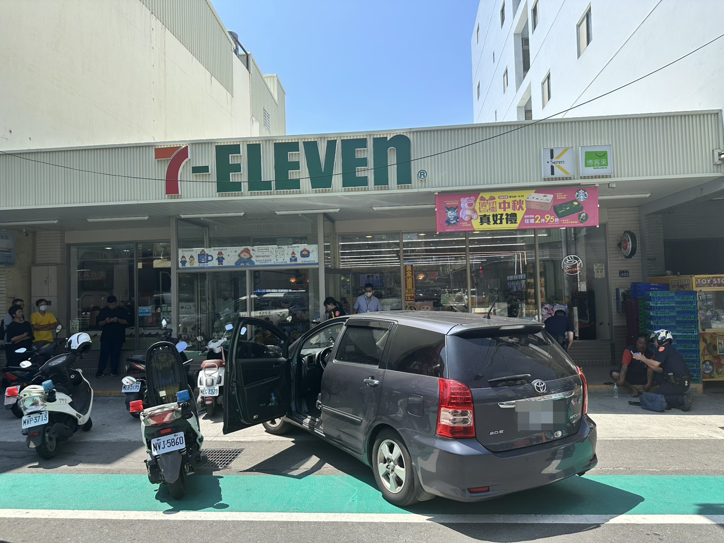 疑毒駕撞超商後想落跑　警拔甩棍喝令「不准動」