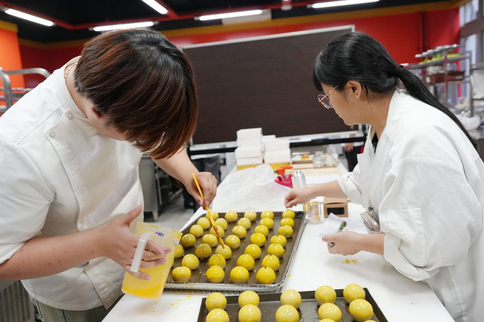 大葉學生挑戰蛋黃酥　學技術也把中秋心意帶回家