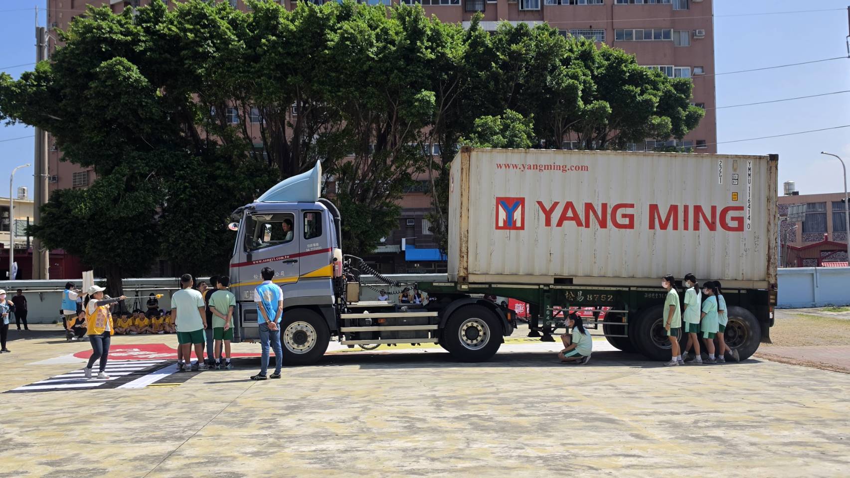 一場實車體驗　讓學生看懂大車轉彎的危險距離
