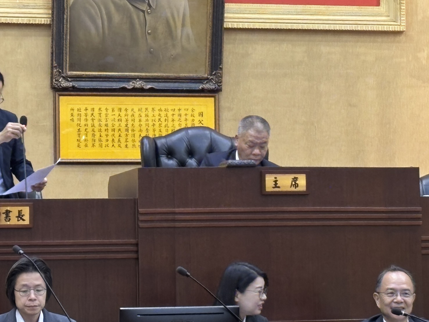 謝典霖遭押衝擊彰化議會　副議長許原龍主持