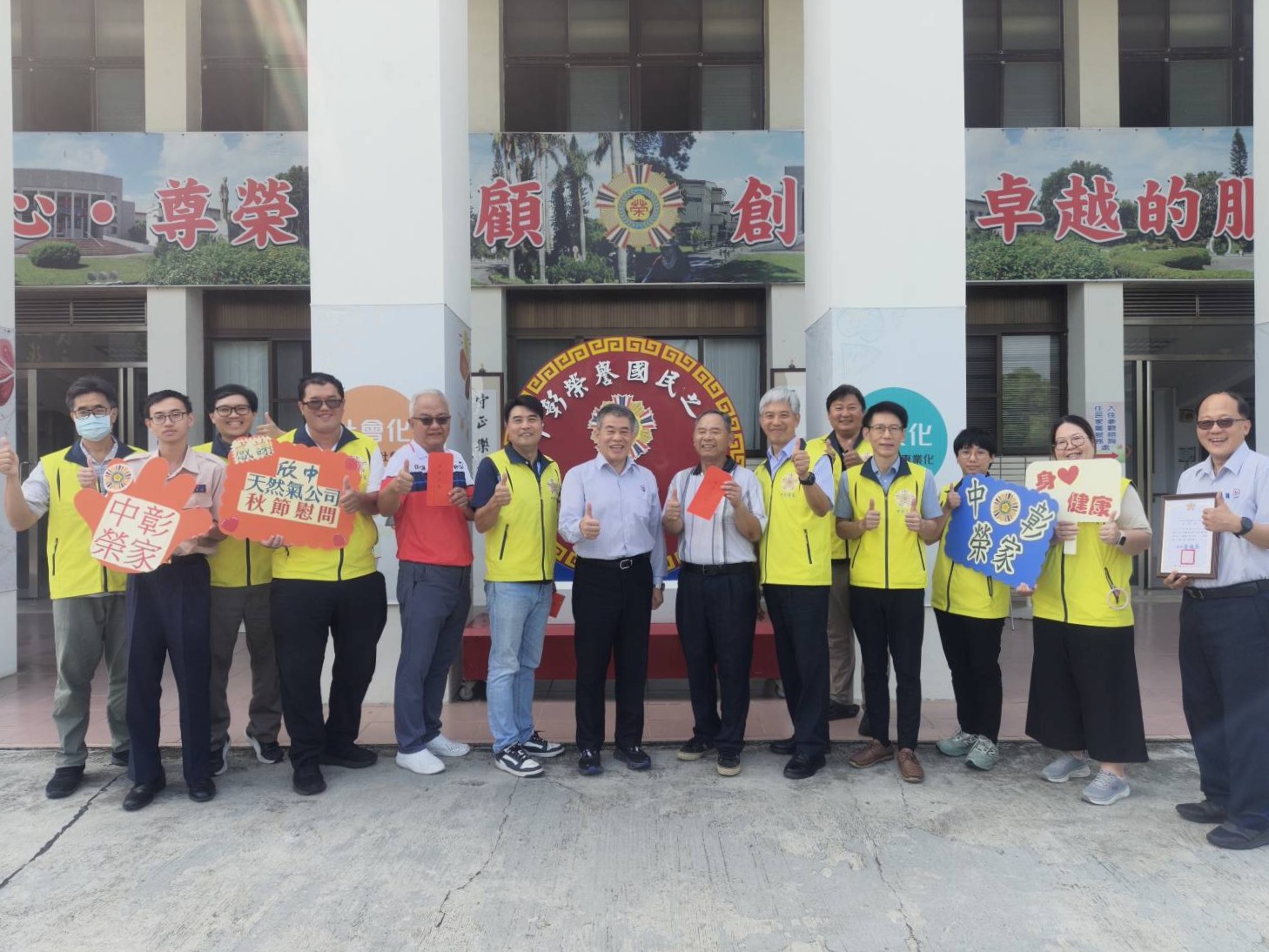 不只送禮更送暖　欣中天然氣陪榮家長輩話家常