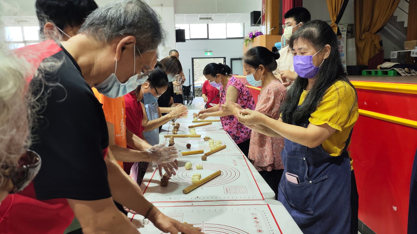 從包餡到品嚐　彰化榮家長輩手作蛋黃酥樂趣滿滿