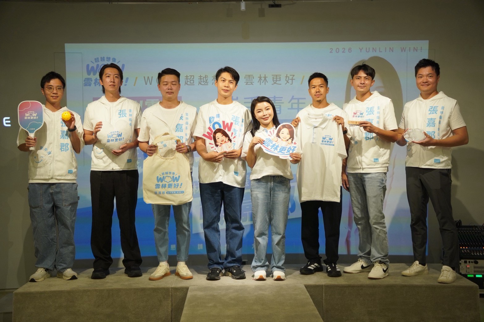 不只旗幟看板！張嘉郡推6款競選小物　青年團「行動雲」亮相
