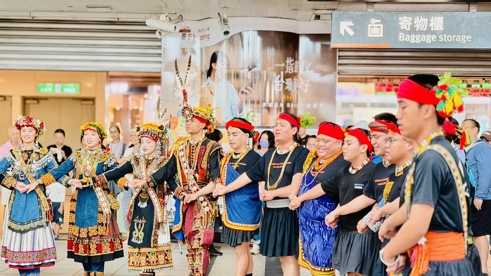 排灣族婚禮出現在高鐵新左營！南島族群婚禮快閃展演吸引旅客