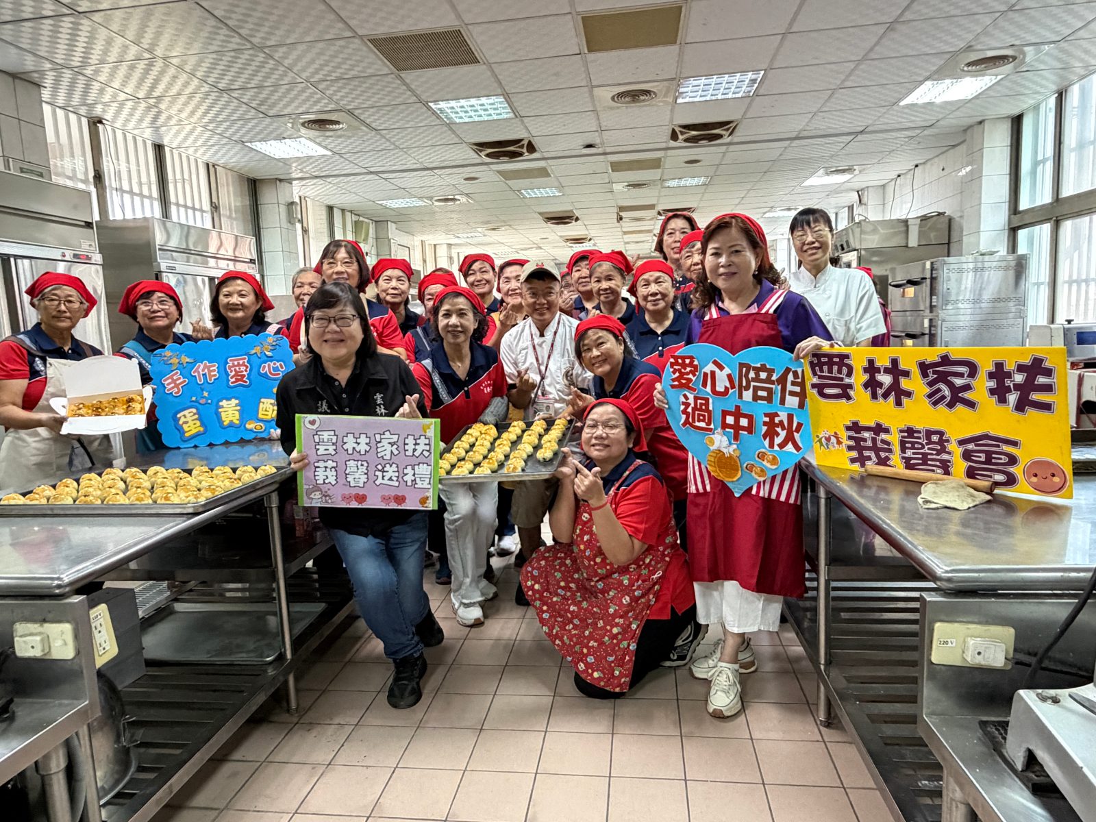 中秋送暖不只送月餅！31位莪馨媽媽手作800顆蛋黃酥