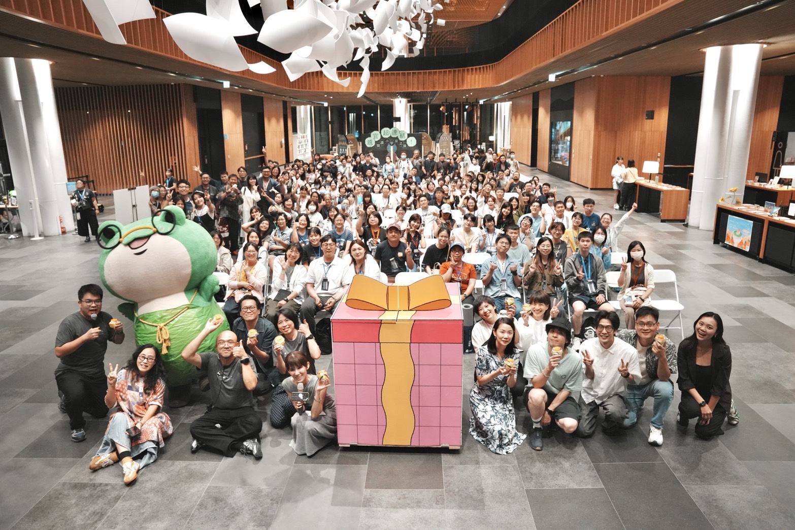 圖書館不打烊！南市圖首度挑戰24小時不休館　近200位市民「閱讀免睡店」一路讀到天亮