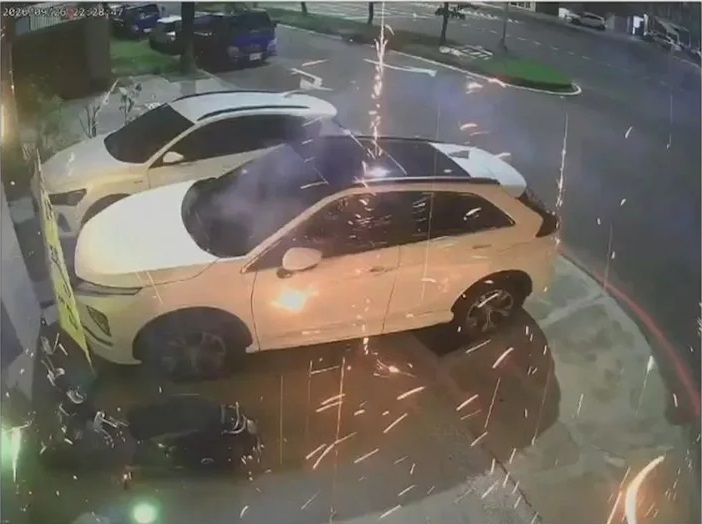中秋夜放煙火放到路中央！高雄男女深夜爆竹狂炸轎車　警方出手了