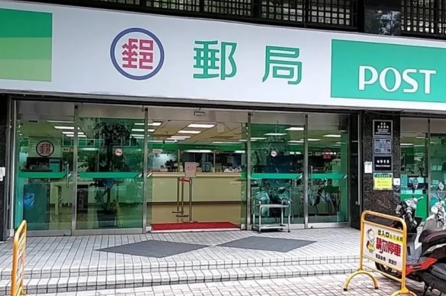櫃員姓名遭偷拍肉搜跟蹤公審！航空業先改名牌　郵局也吹「名牌去全名」潮