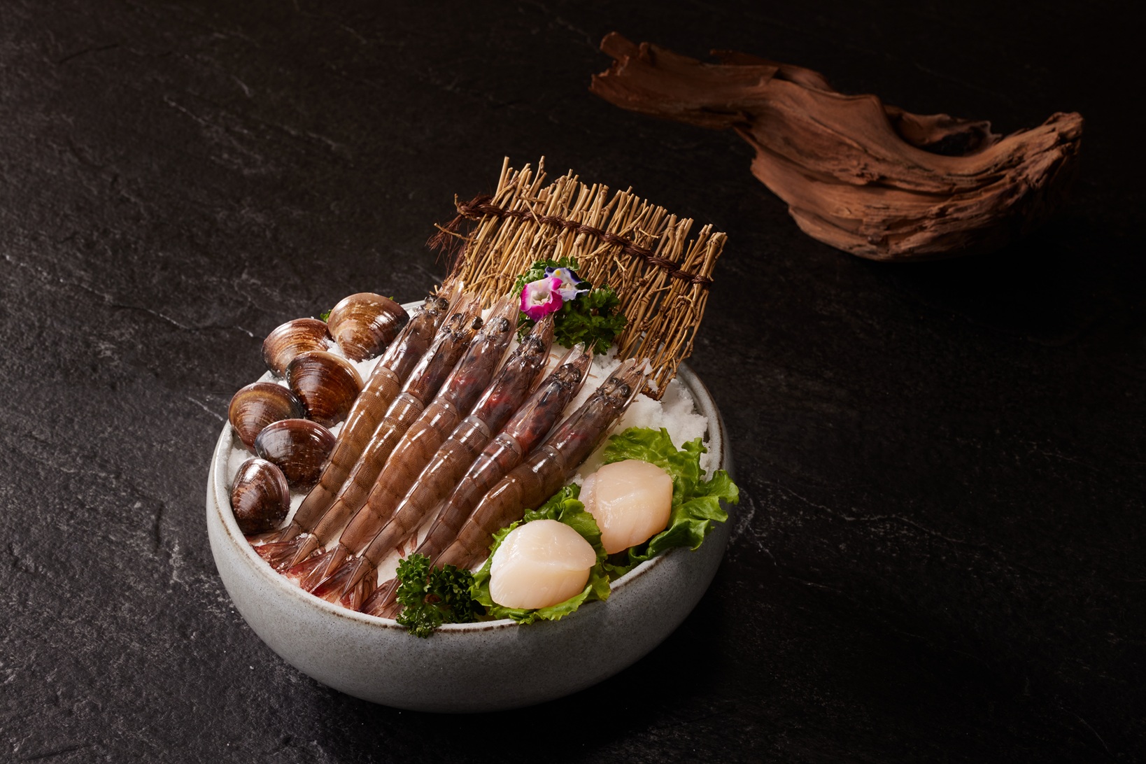 秋天暖胃開吃！青花驕平日閨蜜揪團送牡丹松阪豬、滿額爽嗑海鮮三寶！丰禾內用大方招待芋頭米粉湯