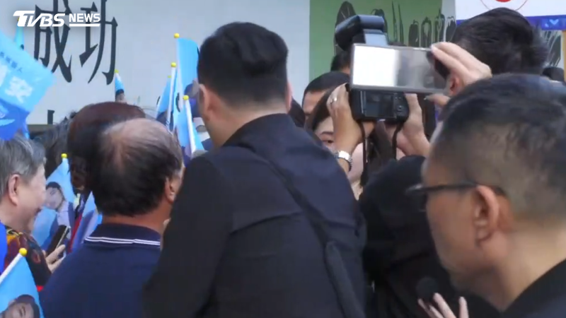 成功市場拜票爆衝突！蔣辦攝影師撞倒女記者　徐巧芯代替本人致歉