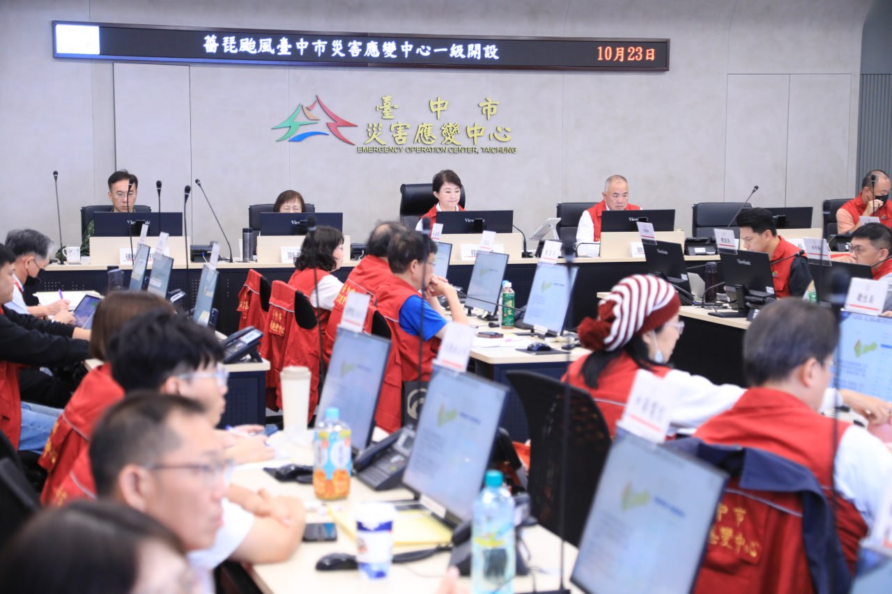 薔琵颱風逼近台中一級開設　盧秀燕籲非必要勿外出防假訊息