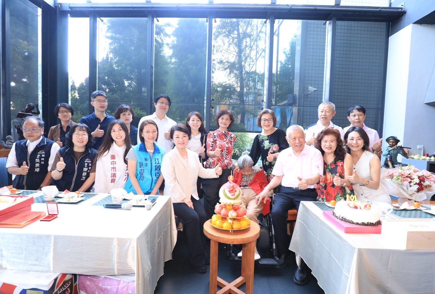 盧秀燕探訪大雅百歲奶奶送祝福　讚長壽秘訣