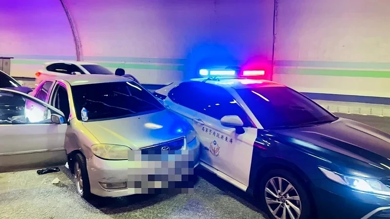 警攔查竟倒車撞警！屏東男狂飆2小時隧道內遭壓制