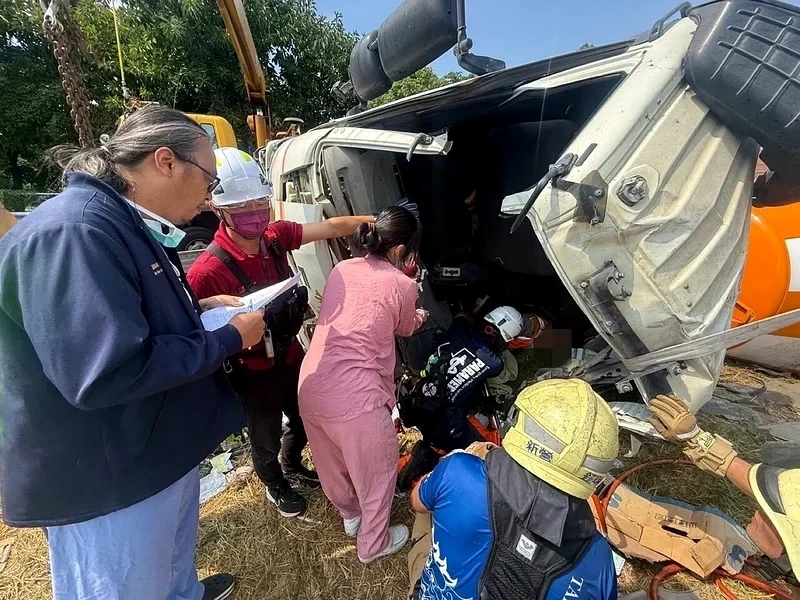 駕駛夾困失血恐休克　台南消防首度現場輸血撐近2小時脫困