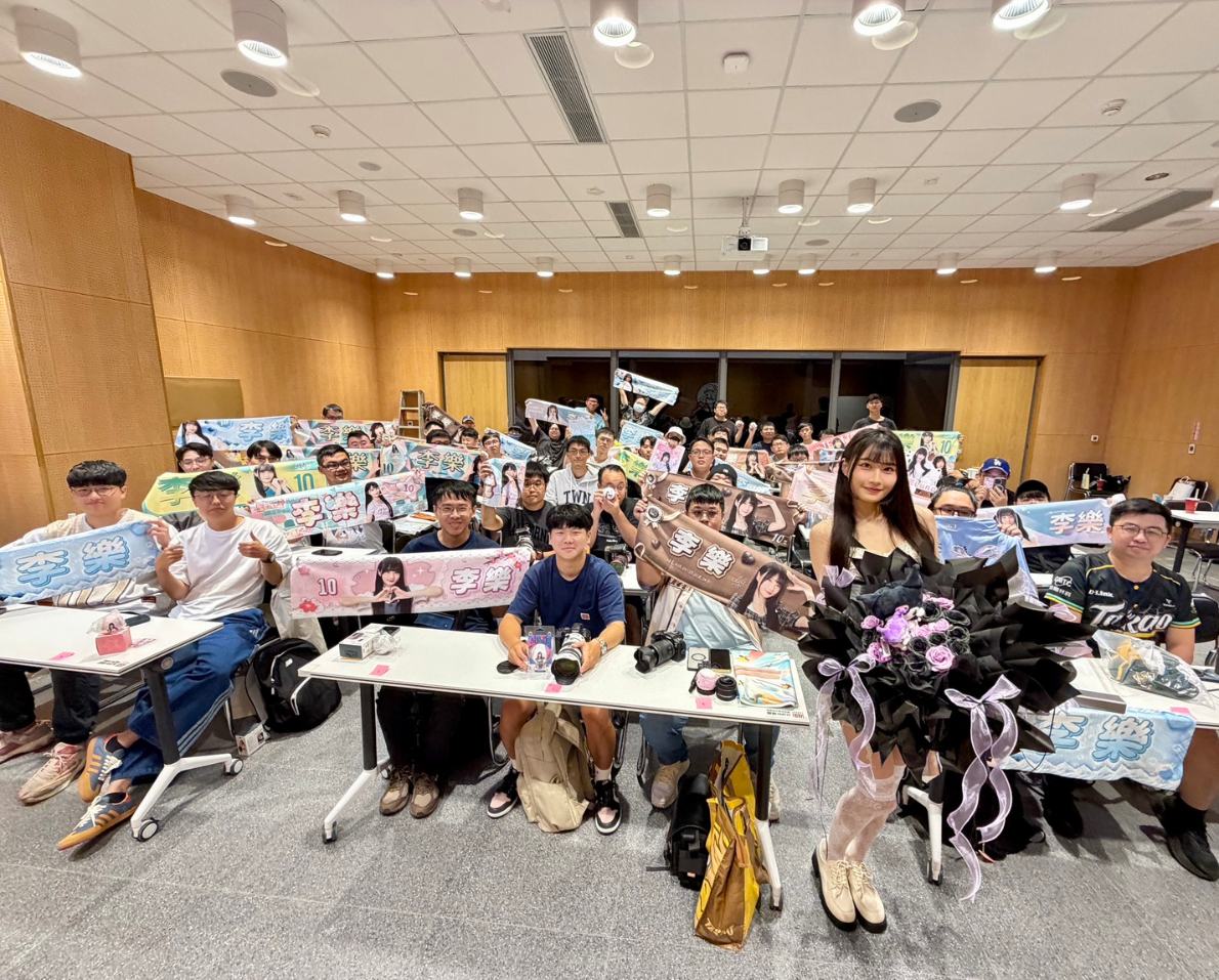 啦啦隊女神降臨！李樂在「獵人谷咖啡」暢談火影劇情，親和力爆棚