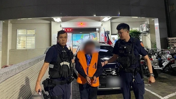 高雄左營夫妻街頭爆衝突！62歲夫持20公分水果刀劃傷妻頸