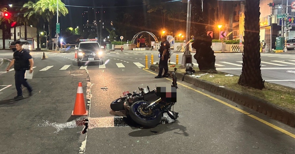 高雄國慶連假尾聲爆死亡車禍！25歲男騎紅牌重機自撞分隔島亡