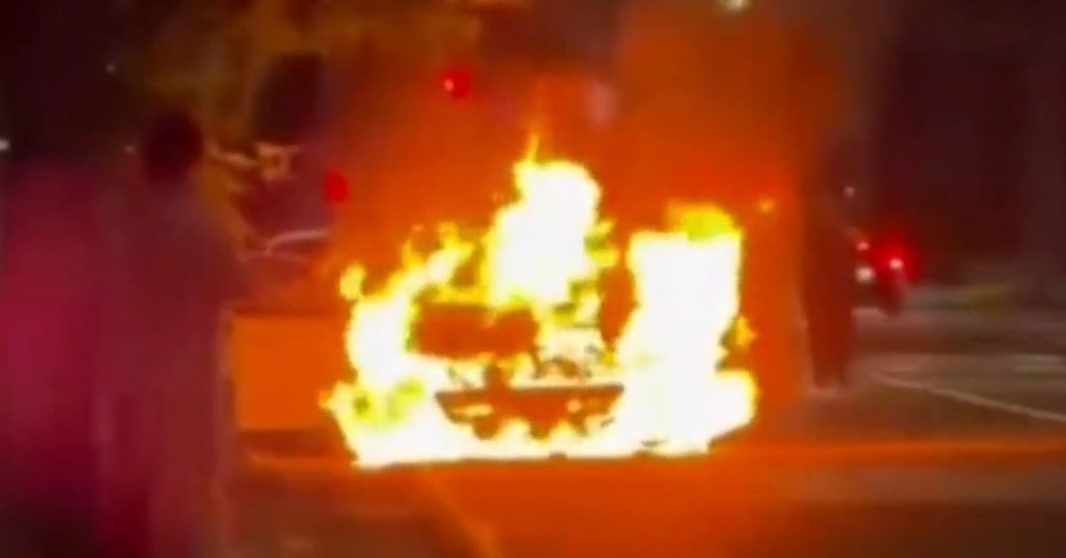 路邊停車小睡竟遇火燒車！高雄駕駛驚見引擎蓋冒煙　10年老車燒毀