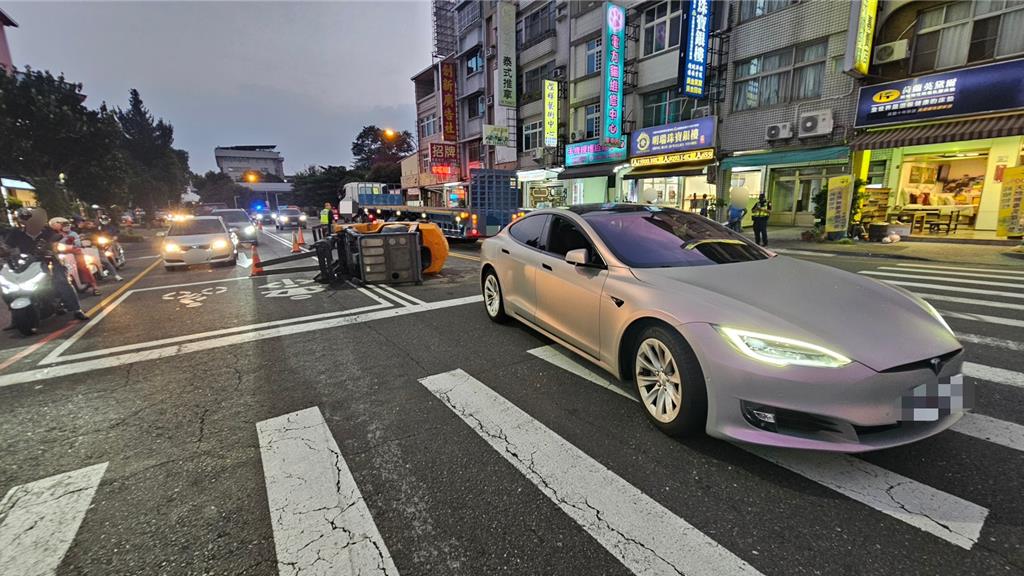 屏東特斯拉遭「天降堆高機」砸中！車門凹陷女駕駛腦震盪驚險逃劫