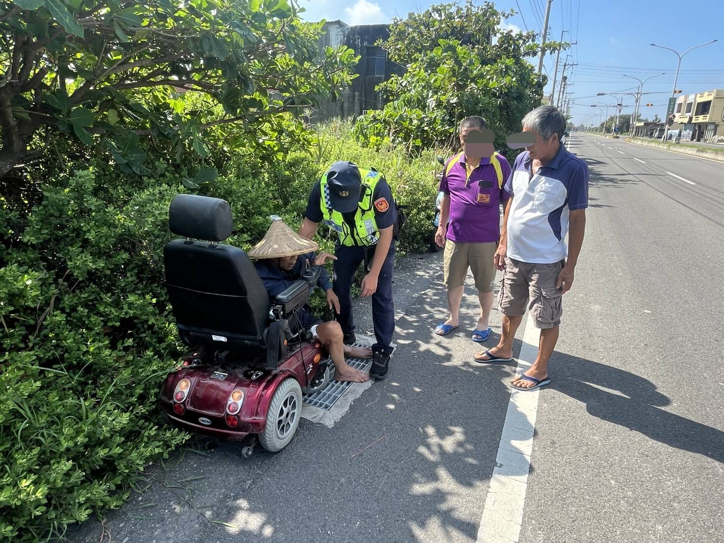 代步車突沒電受困台17線　臺西警即時接駁助長者返家