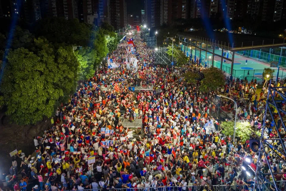 高雄市長選戰引爆藍綠對決！柯志恩夜襲小港邀韓國瑜　賴瑞隆祭蔡英文、蕭美琴反攻