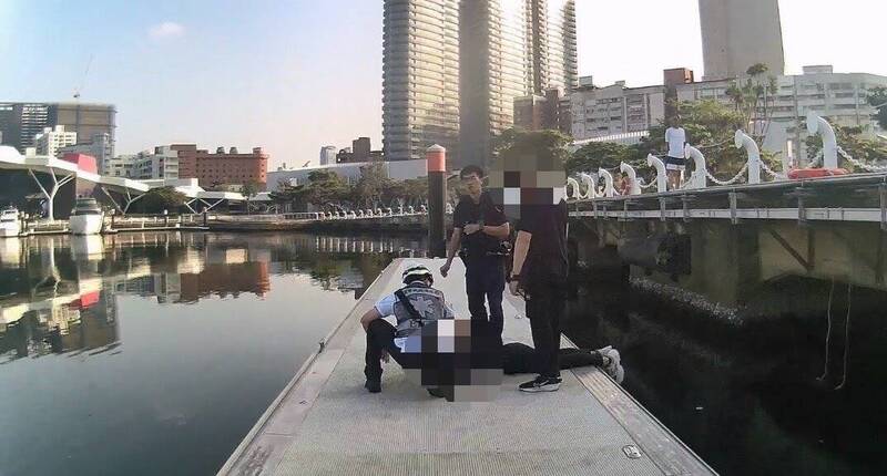 愛河灣驚傳男子墜海！24歲男酒後散步失足　友人保全急救回