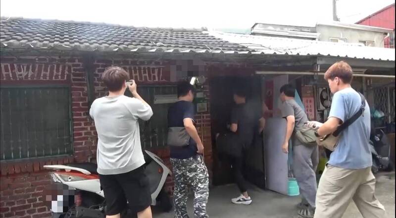 屏東民宅遭前後包抄破門　2男涉販毒查扣依托咪酯煙彈20餘顆