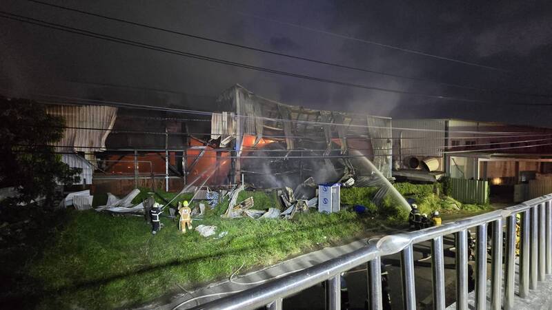 高雄岡山廢棄工廠大火狂冒黑煙！38車90人搶救　波及科技公司