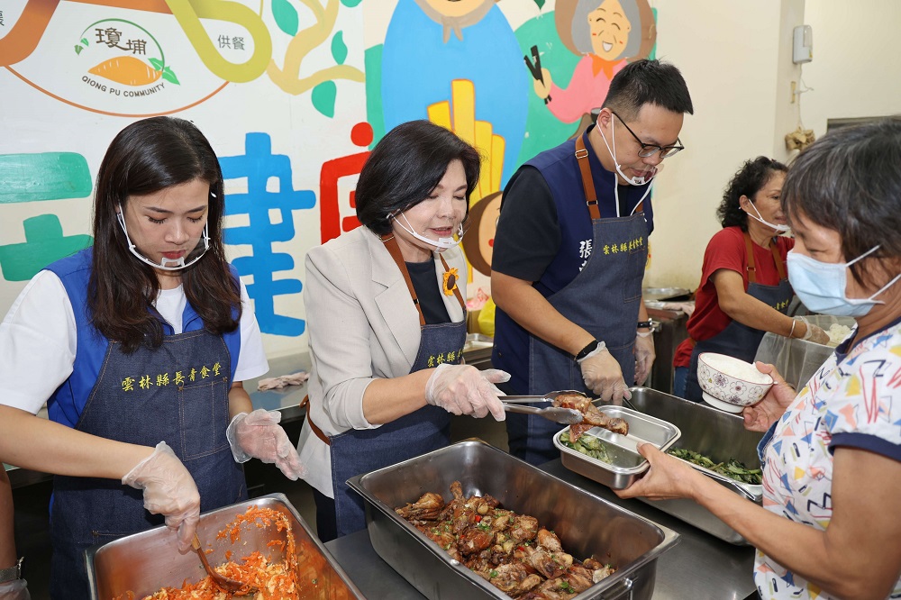 張麗善走訪長青食堂陪長輩共餐　推在地安老打造幸福家園