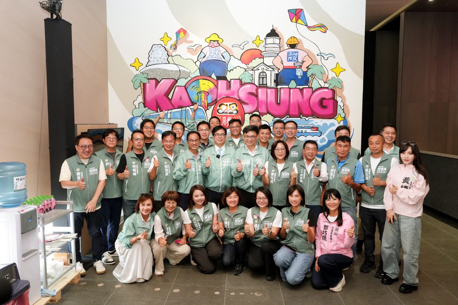 競總玩出新高度   賴瑞隆巨幅塗鴉掀話題　 陳其邁攜手達摩點睛凝聚勝選氣勢