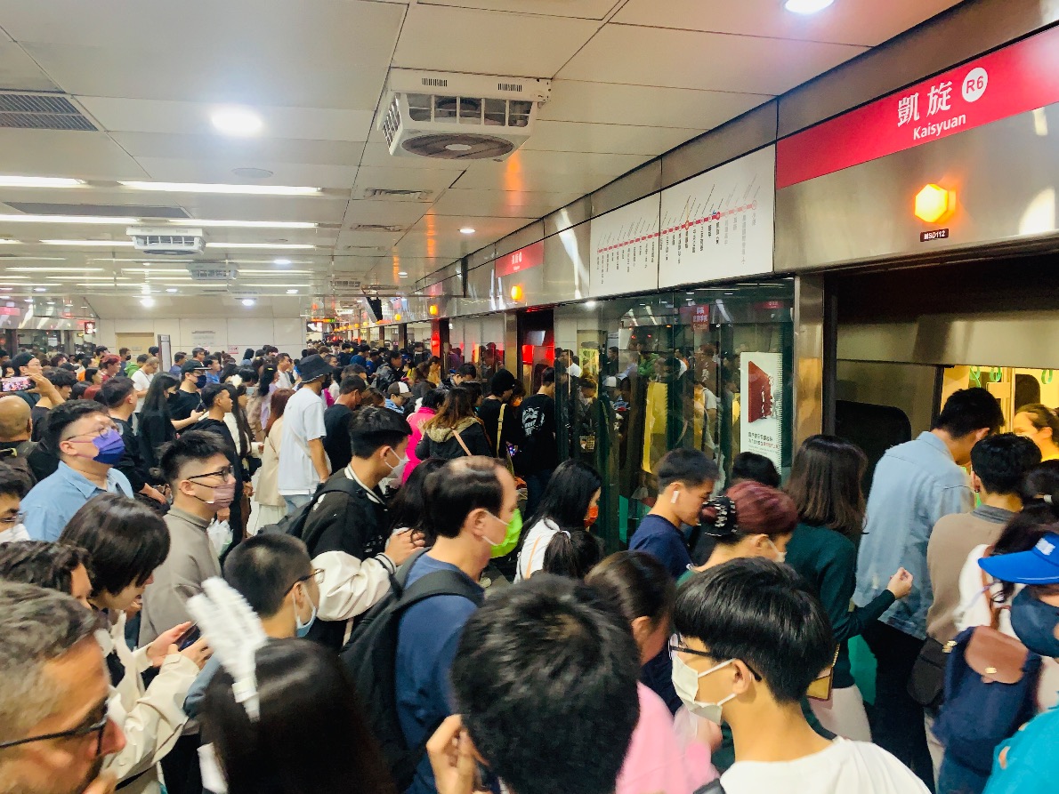 高雄捷運驚見外籍男車廂內小便！女乘客旁脫褲　最高恐罰7500元