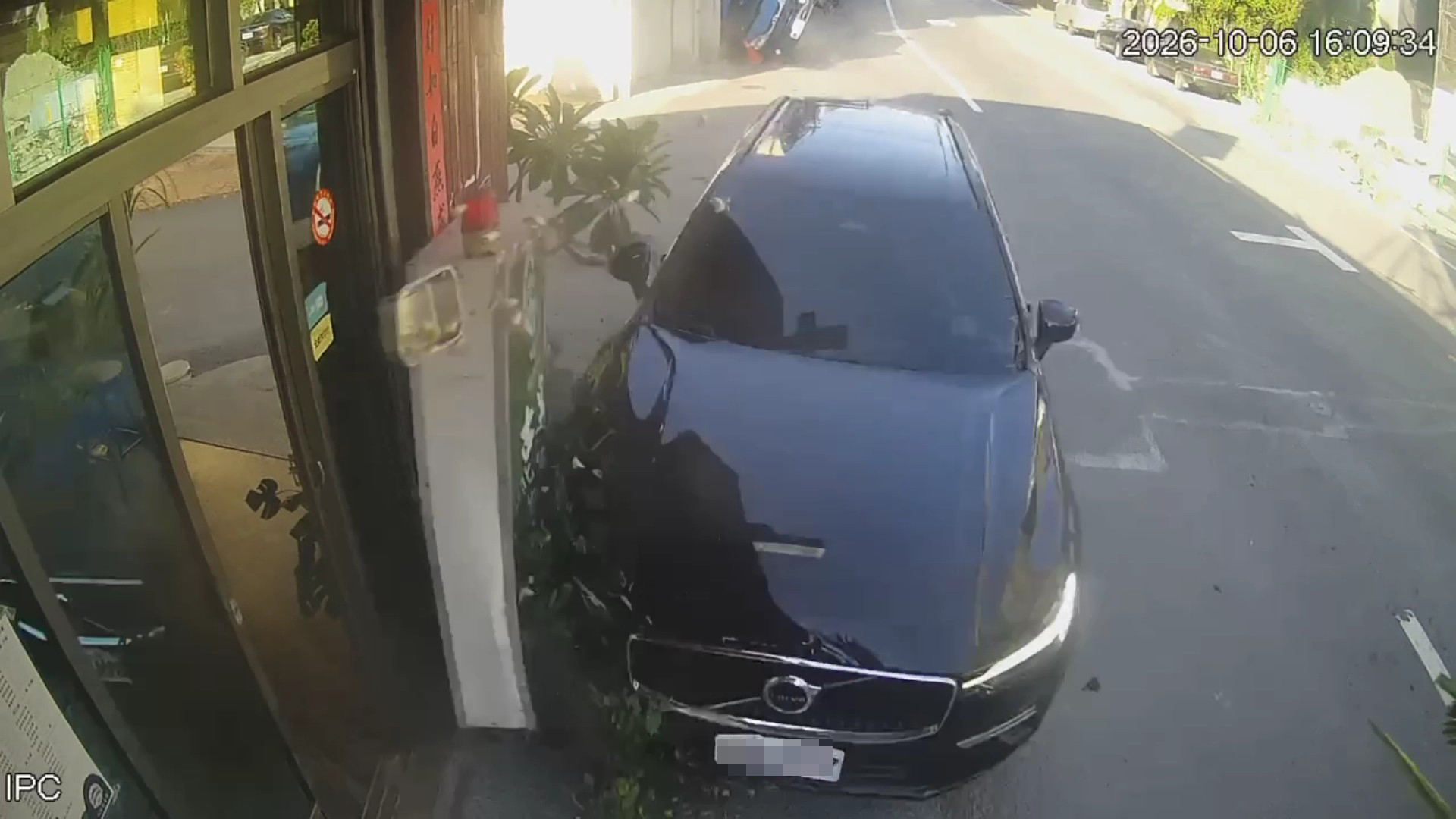 休旅車狂衝！鹿港連撞3車、撞傷行人及檳榔攤