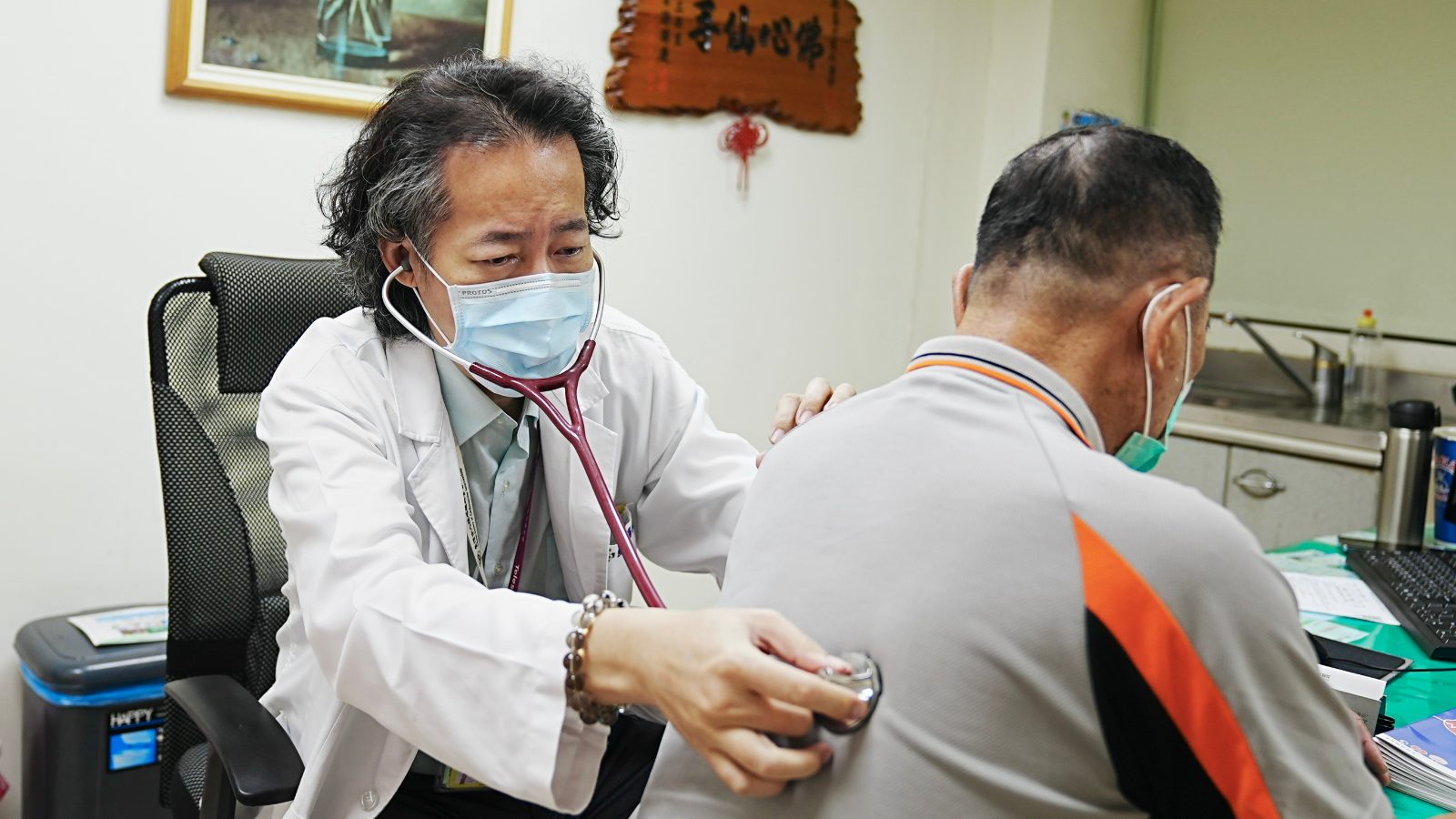 沒胸痛也要小心！60歲男上腹悶痛竟是心肌梗塞