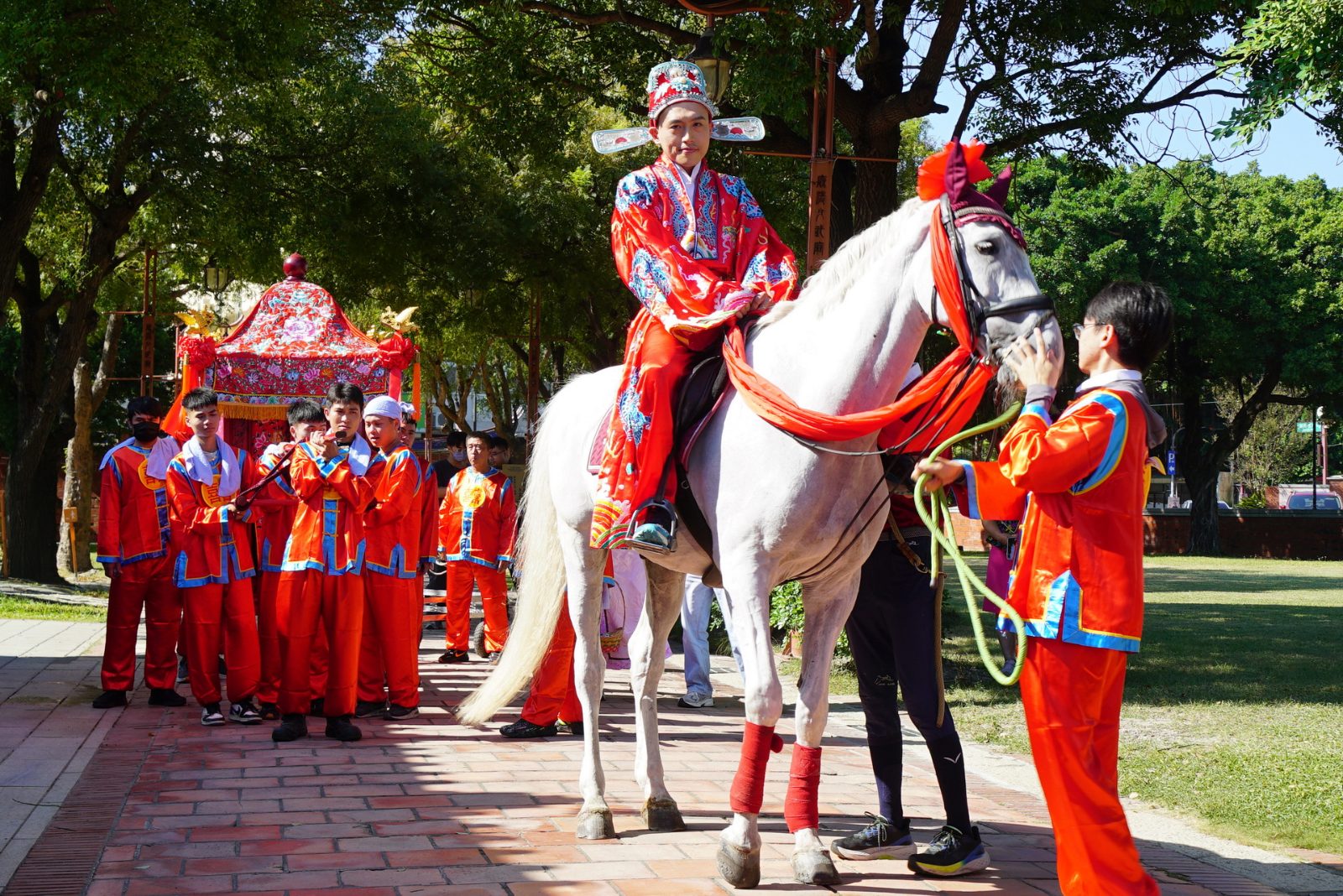 白馬迎親、花轎踩街！鹿港四季紅熱鬧登場