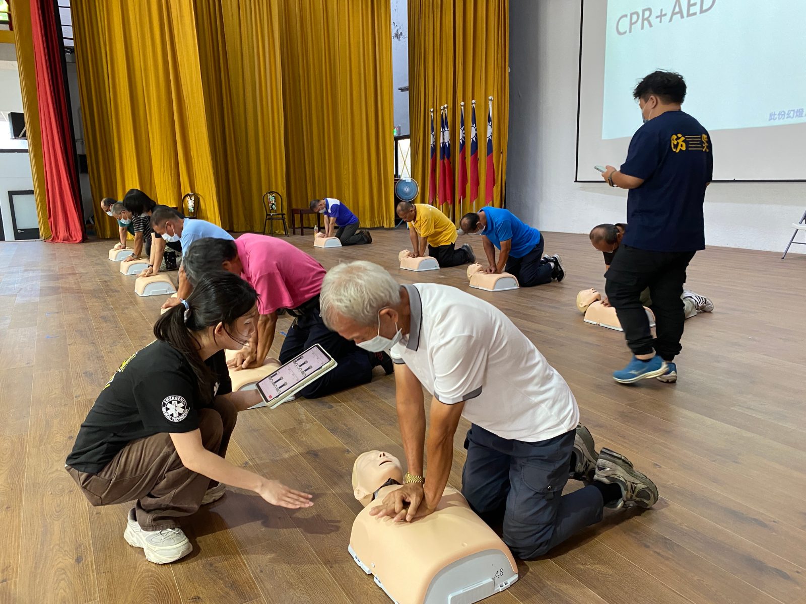 搶救生命分秒必爭！彰化榮家員工學CPR、AED