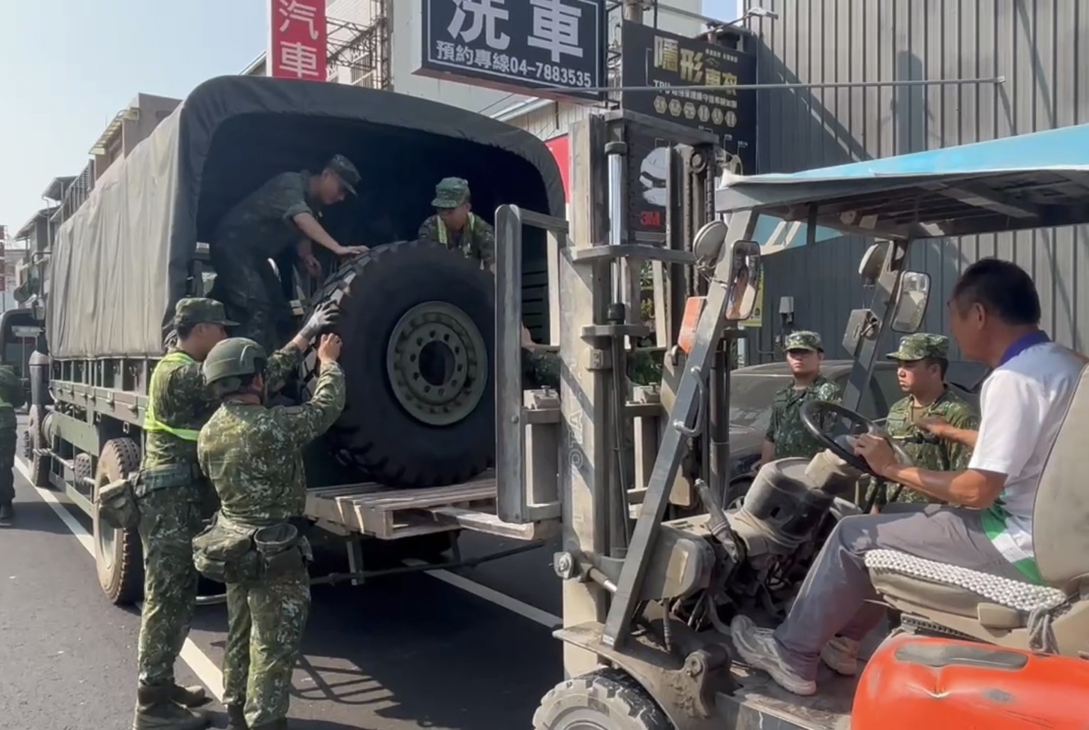 軍車爆胎、榴彈砲停路邊　店家堆高機即刻救援