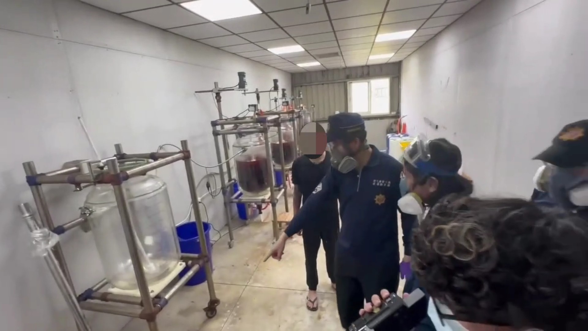 大門深鎖卻飄異味！田中警破製毒工廠　2嫌落網