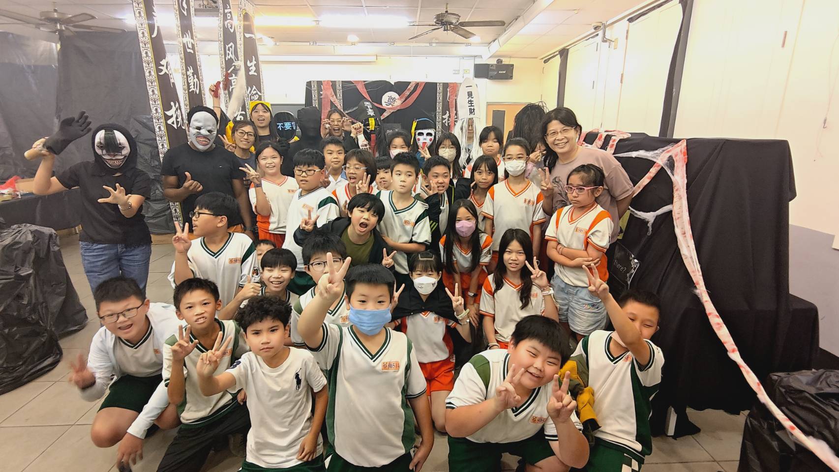 萬聖節變身英語實境教室　忠孝國小學童闖鬼屋
