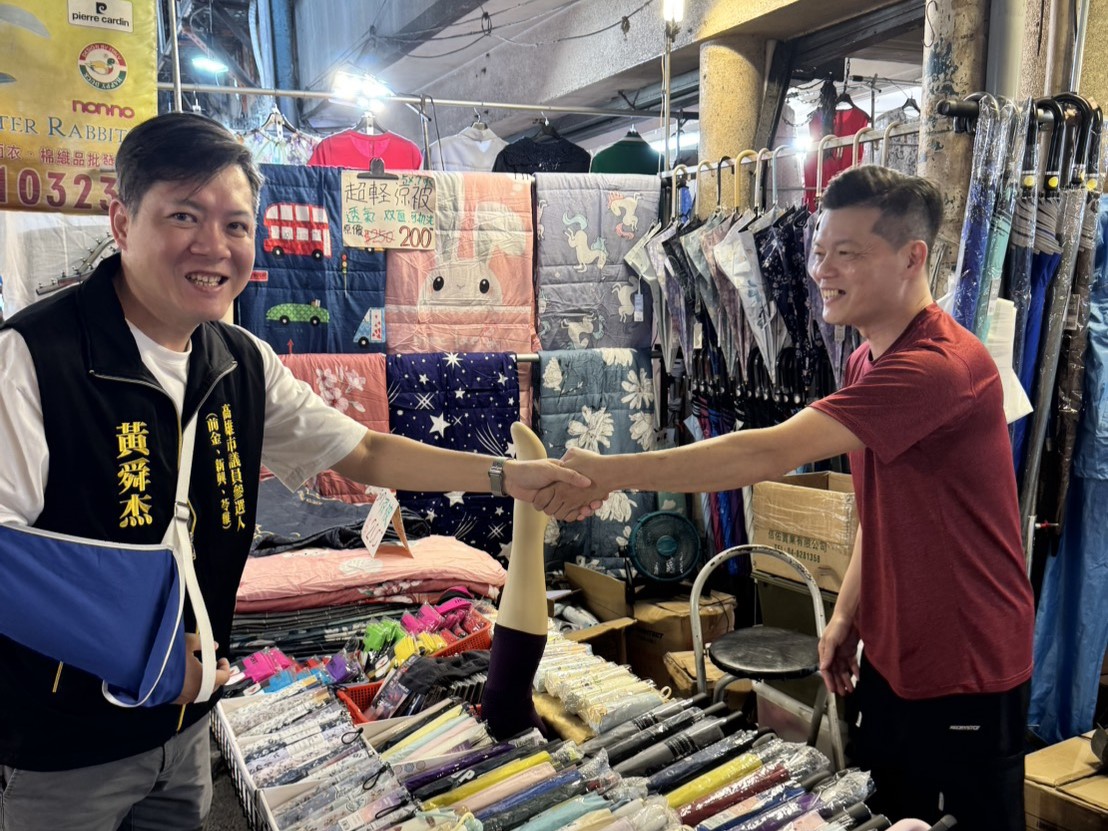 一隻手也要握住鄉親的溫暖！黃舜杰傷後重返市場拜票　三歲萌兒陪爸爸同行