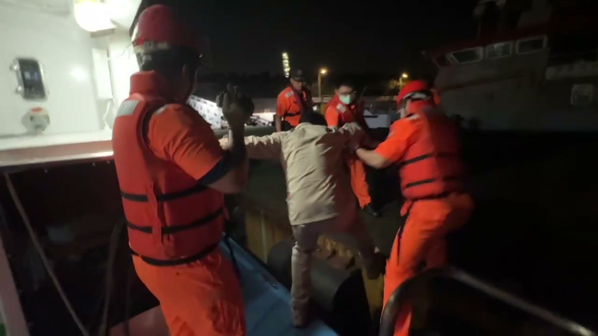 8級強風吹襲、湧浪達2公尺！韓籍船員臉部重傷　海巡冒險接駁送醫