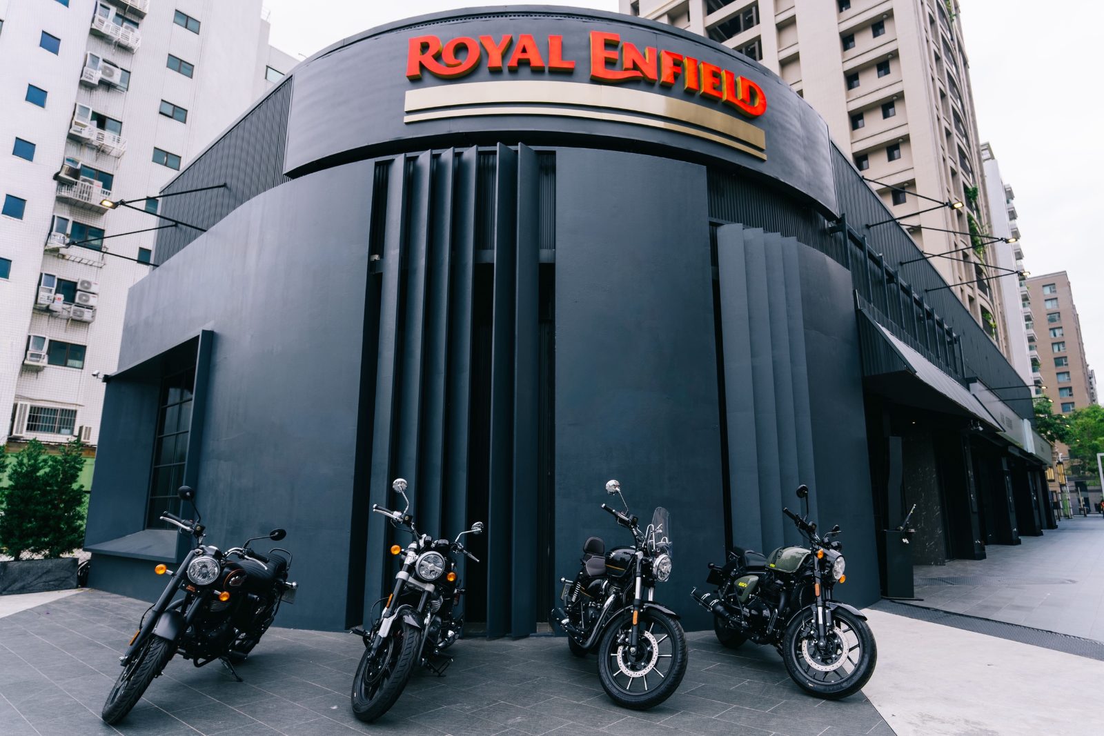 超跑將軍鄭為元跨足二輪市場！Royal Enfield、Vespa雙品牌聯袂進駐高雄美術館特區